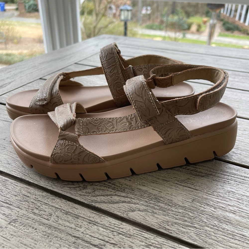 Alegria Henna Women's Embossed Beige Sandals Size 9.5/10 US 40 EU - Picture 2 of 9